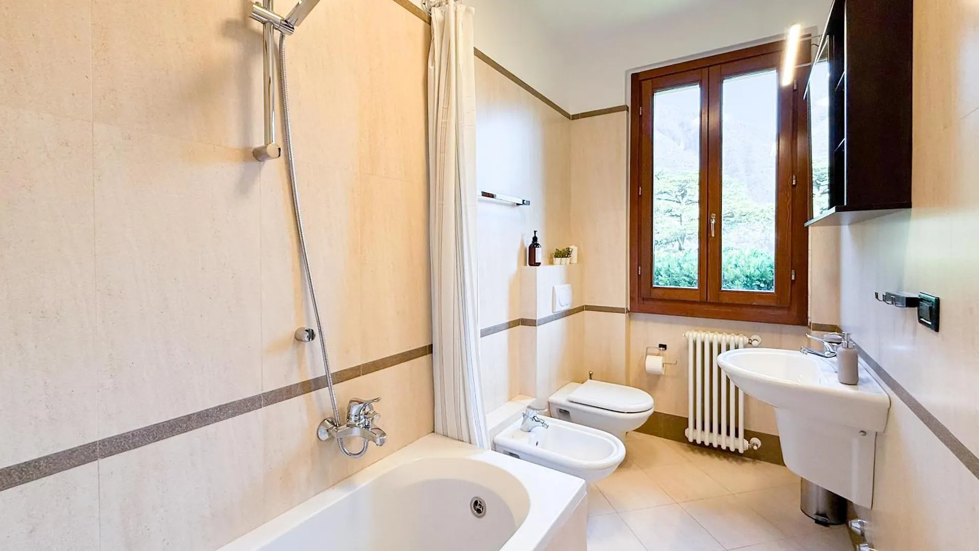 Villa Dimora Larianda - Private Parking And Garden Laglio 0*,  Italia